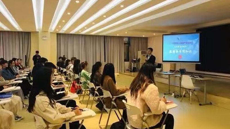 建造师是建筑行业的重要职业资格，要想参加建造师培训，首先需要满足以下基本条件：