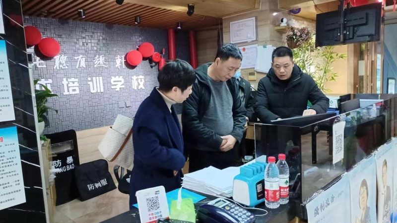 网络课程平台的功能繁多，但大致可以分为以下几个类别：